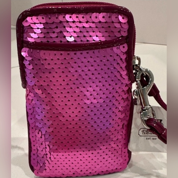 Coach Poppy Sequin Sweetheart Wristlet Hot Pink NWT - Picture 2 of 9